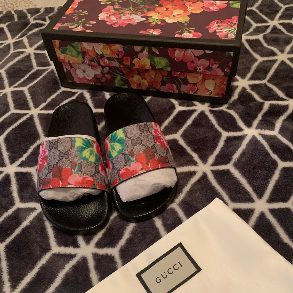 Sandals, size 8,5,7